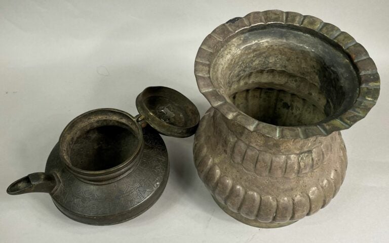 MOYEN-ORIENT - Lot de deux objets comprenant : - -un vase en alliage à bord éva…