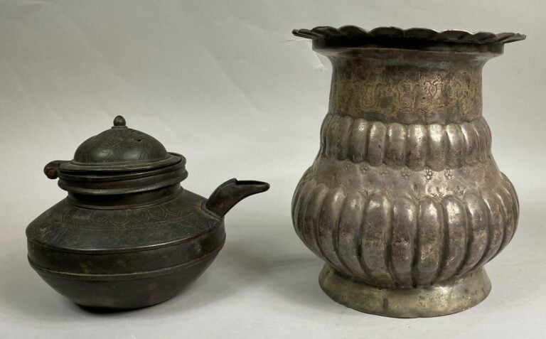 MOYEN-ORIENT - Lot de deux objets comprenant : - -un vase en alliage à bord éva…
