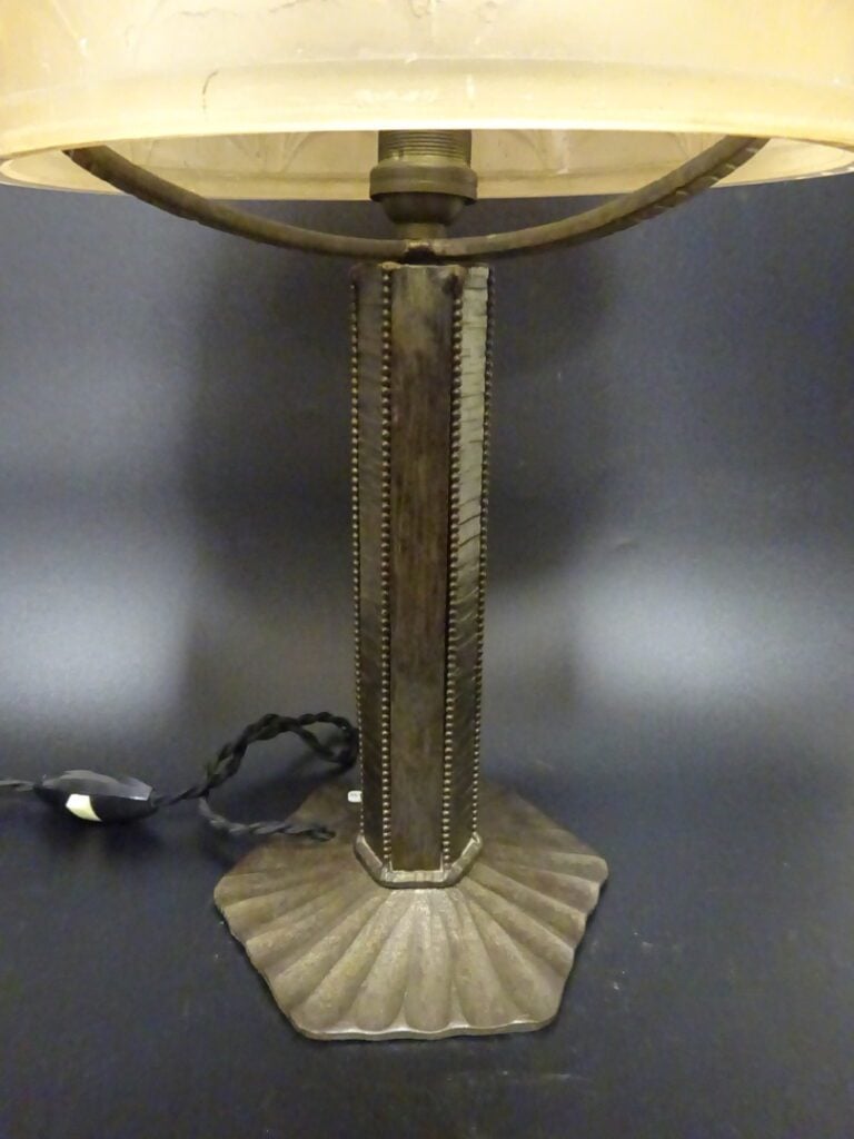 MULLER FRERES LUNEVILLE. - Lampe de table, le piètement en fer forgé à fût à se…