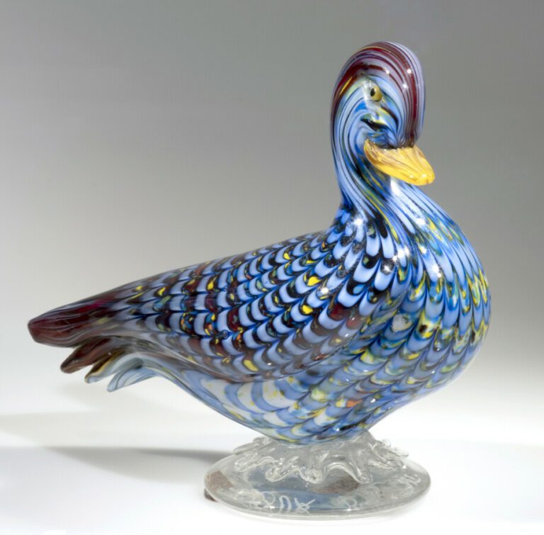 Murano. Canard en verre, la tête et les ailes ornées d'un décor godronné polych…