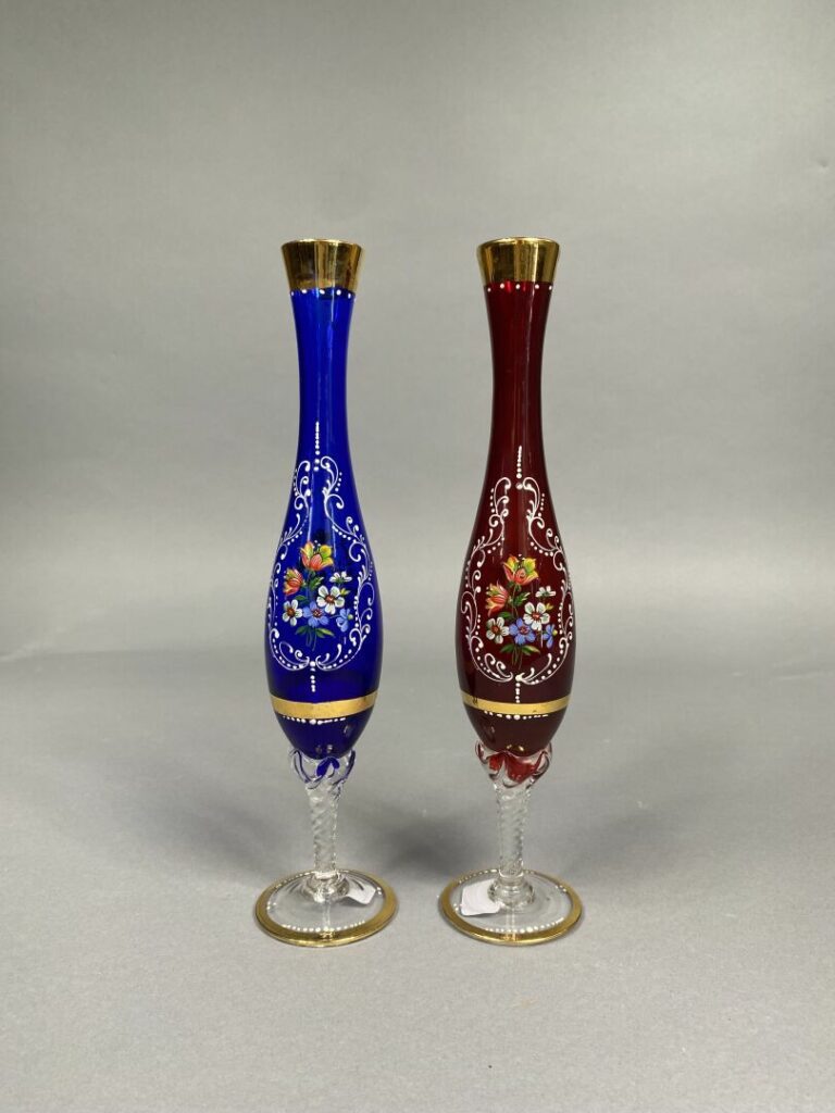 MURANO, moderne - Lot de deux vases soliflores en verre coloré à décor floral e…