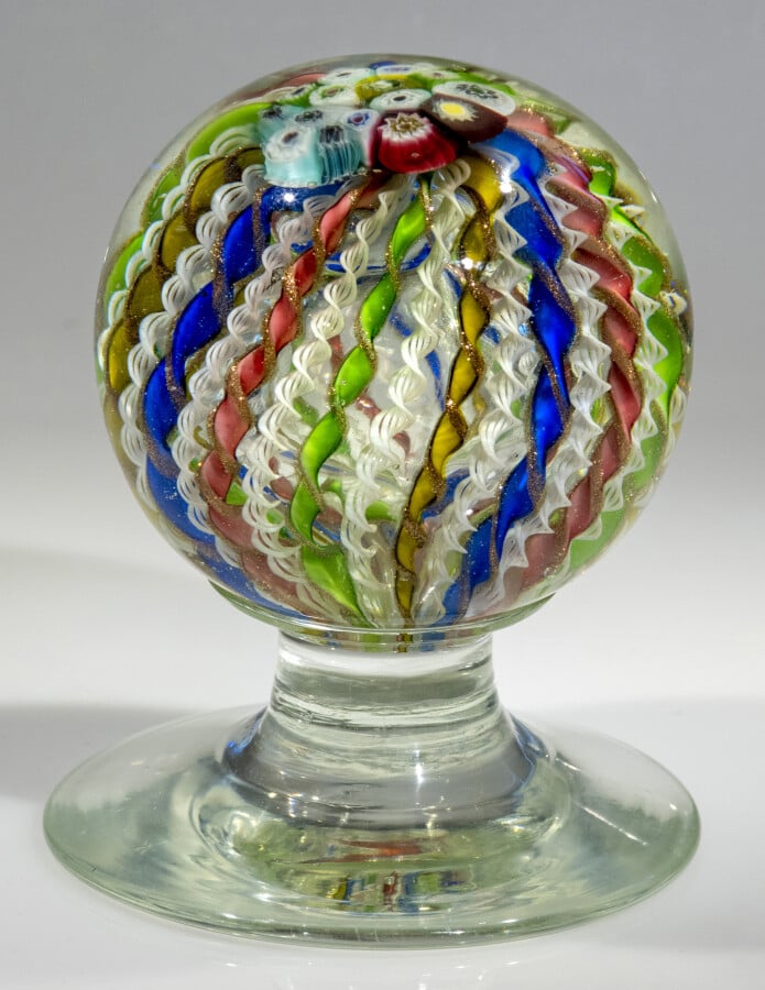 Murano.Ornement sphérique sur pied à décor de couronne de torsades blanches fil…