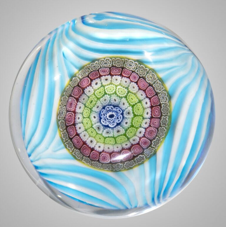 Murano.Presse-papiers à fond marbré blanc et turquoise godronné orné de cinq ce…