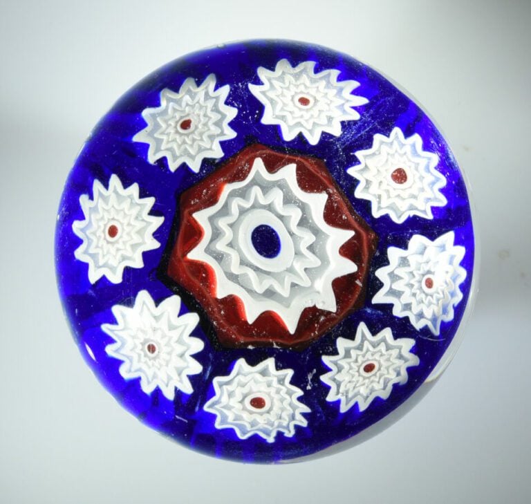 Murano. Presse-papiers moderne orné d'un cercle de bonbons blancs et bleus, bon…