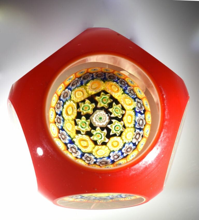 Murano. Presse-papiers moderne overlay rouge à motif de 4 cercles concentriques…
