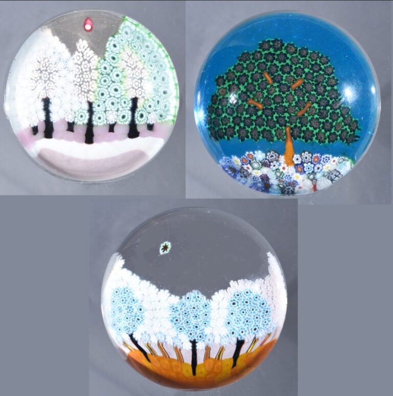 Murano. Trois presse-papiers - Artglass. Deux presse-papiers à motif d'arbres f…