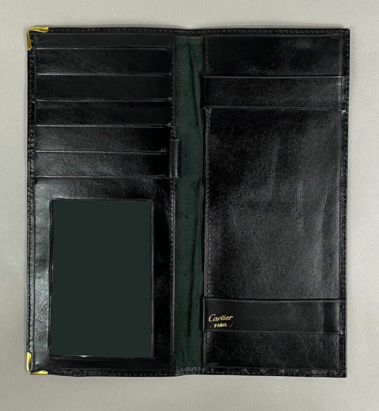 Must de CARTIER - Porte-chéquier en cuir noir à compartiments - 10.5 x 22.5 cm…