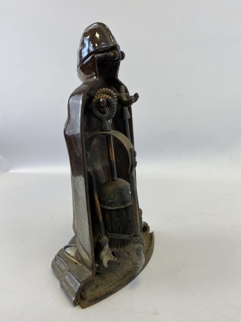 Nécessaire à cheminée en métal à l'effigie d'un chevalier et récupérateur de ce…