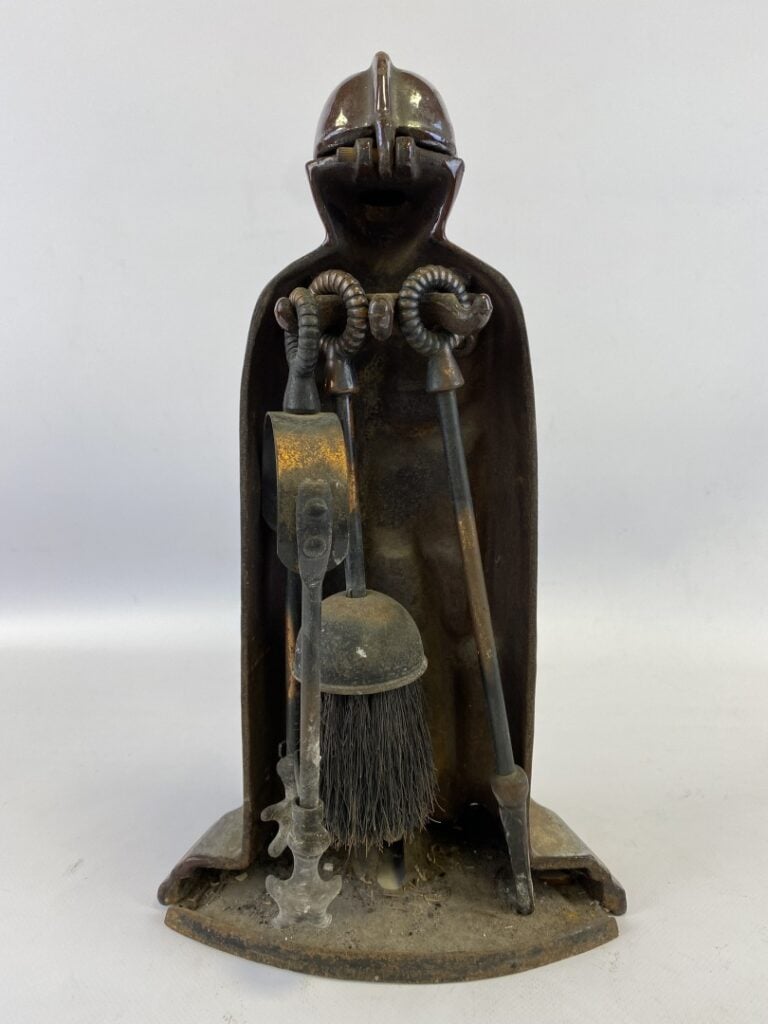 Nécessaire à cheminée en métal à l'effigie d'un chevalier et récupérateur de ce…