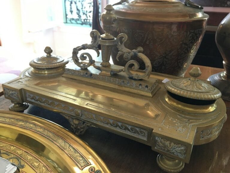 Nécessaire à écrire en bronze doré, comprenant un écritoire à deux godets et un…