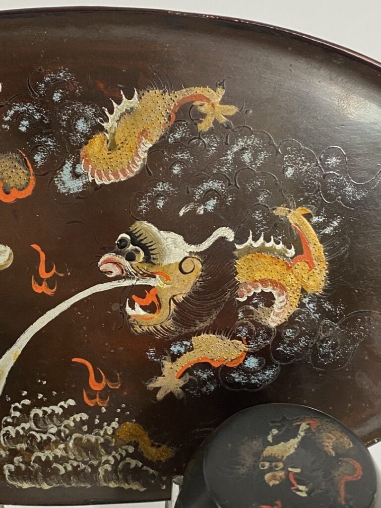 NECESSAIRE A FUMEUR en bois LAQUE PEINT AUX DRAGONS - Chine ou Vietnam - Il com…
