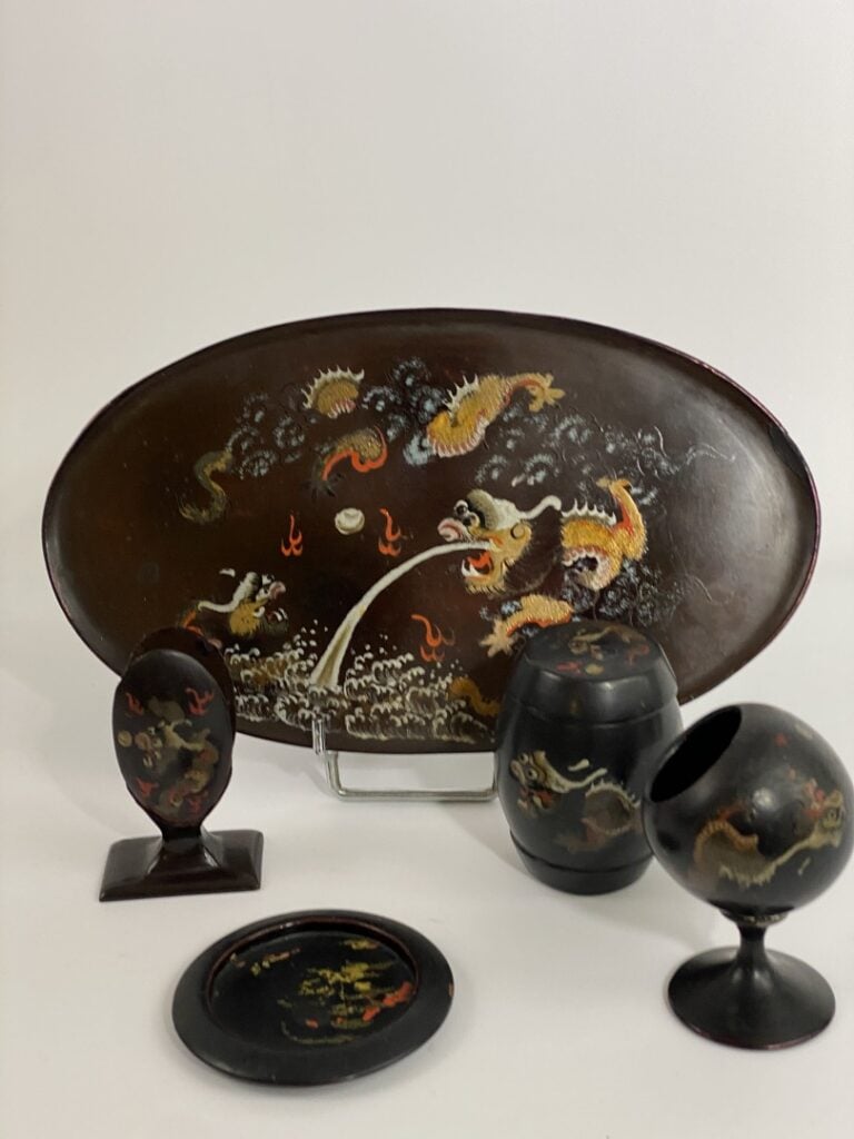 NECESSAIRE A FUMEUR en bois LAQUE PEINT AUX DRAGONS - Chine ou Vietnam - Il com…