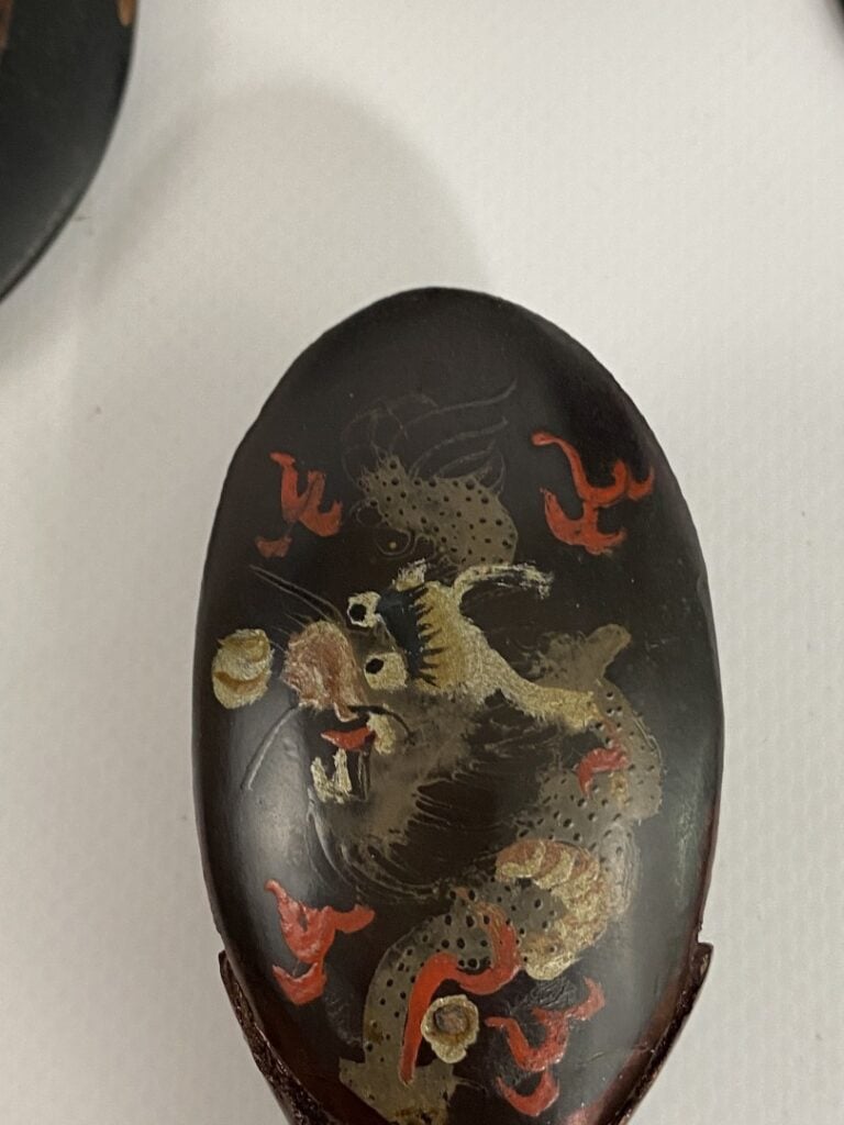 NECESSAIRE A FUMEUR en bois LAQUE PEINT AUX DRAGONS - Chine ou Vietnam - Il com…