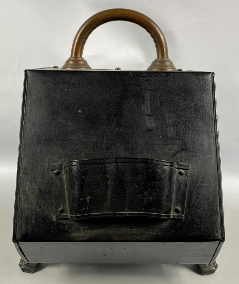 Nécessaire de cheminée comprenant un réceptable pour les buches en tôle noircie…