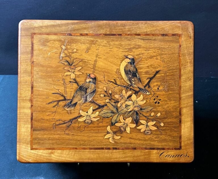 Nécessaire de toilette en marqueterie niçoise d'olivier et amarante à décor d'u…