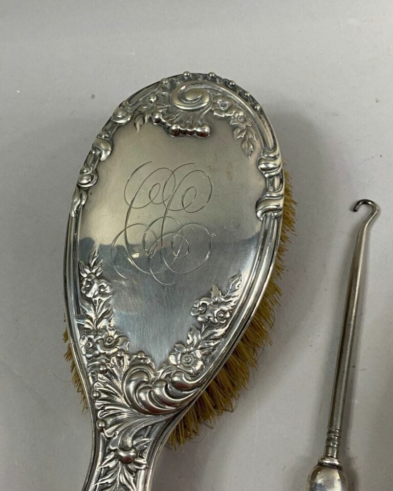 Nécessaire de toilette en métal argenté anglais comprenant trois brosses de tai…