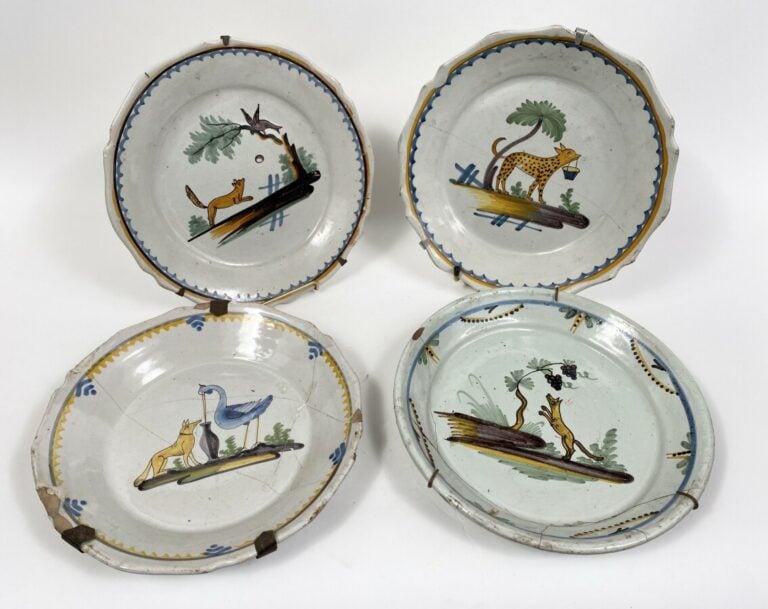 NEVERS. - Lot de quatre assiettes en faïence polychrome à décor de Fables de La…