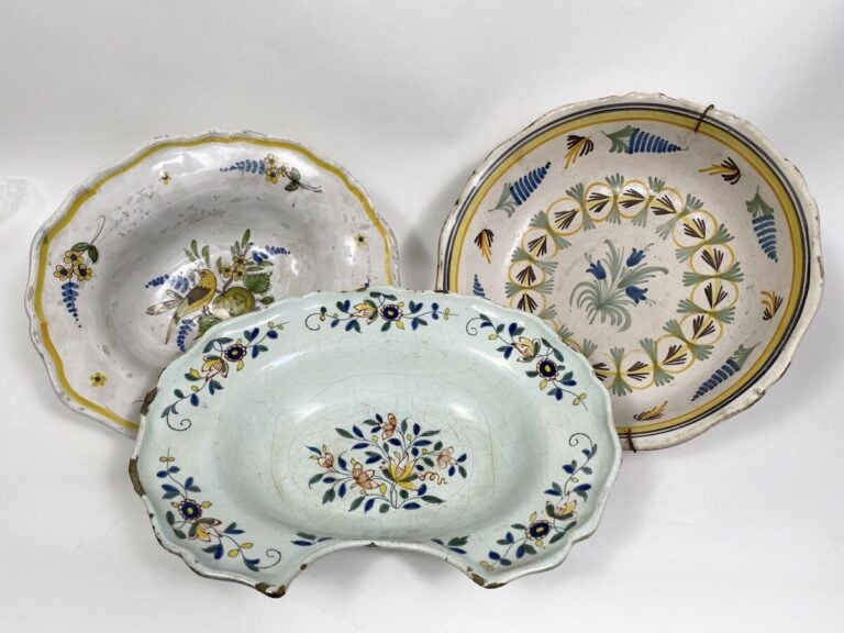 NEVERS.Plat en faïence à décor d'oiseau ( 8 x 30 x 21.5 cm), fleurs et fruit et…
