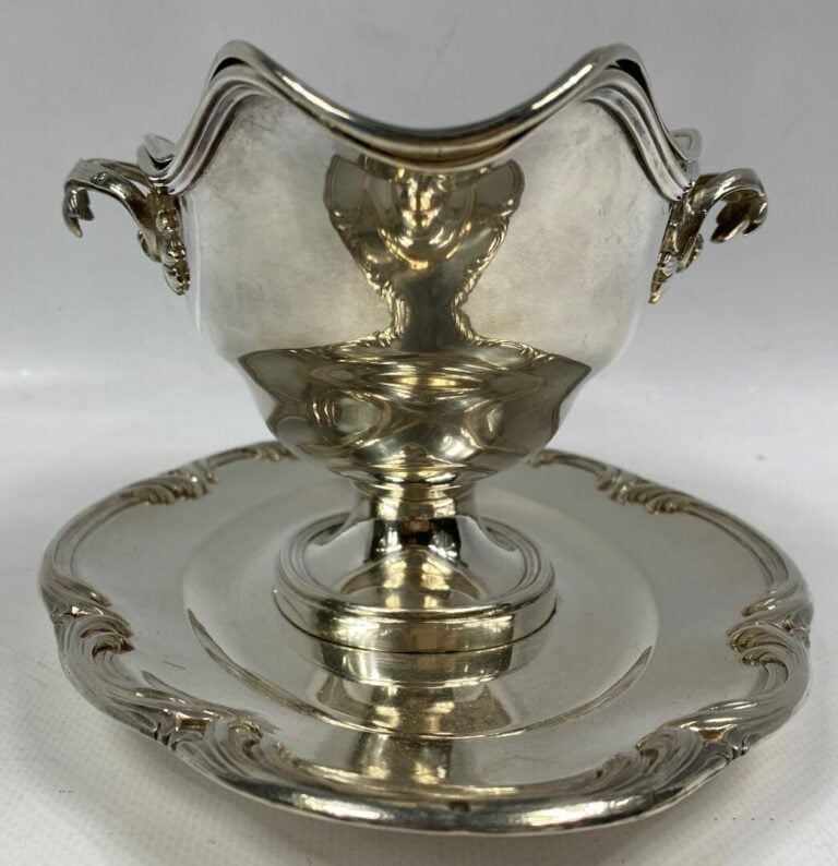 ODIOT à Paris - Saucière et sa doublure en argent (925) posant sur un plateau a…