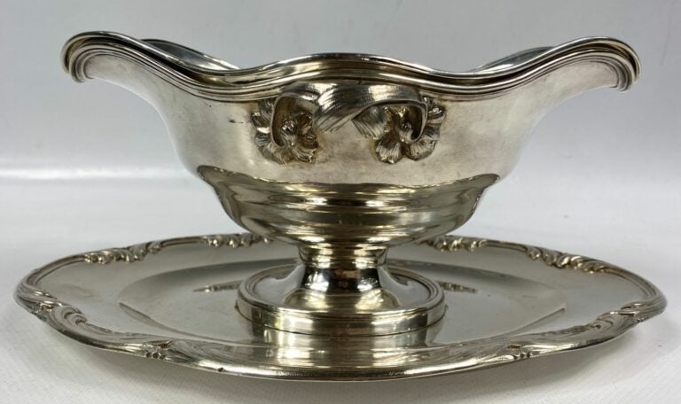 ODIOT à Paris - Saucière et sa doublure en argent (925) posant sur un plateau a…