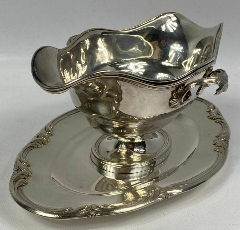 ODIOT à Paris - Saucière et sa doublure en argent (925) posant sur un plateau a…