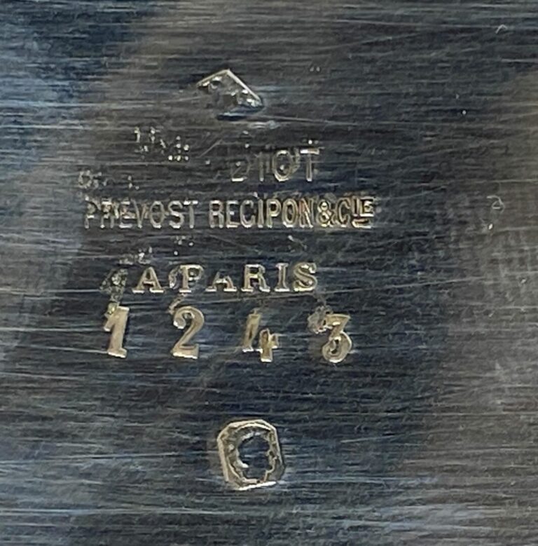 ODIOT à Paris - Saucière et sa doublure en argent (925) posant sur un plateau a…