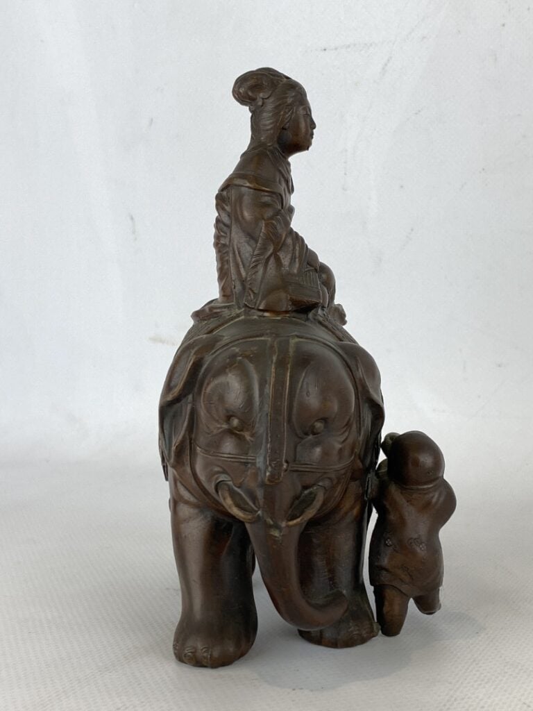 Okimono en bronze à patine brune - Japon, vers 1900 - Jeune femme assise sur un…