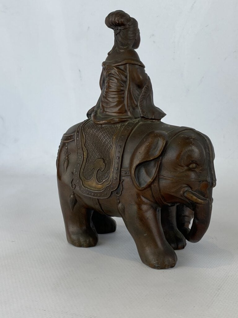 Okimono en bronze à patine brune - Japon, vers 1900 - Jeune femme assise sur un…