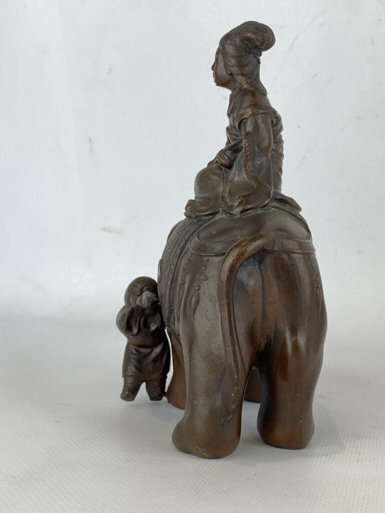 Okimono en bronze à patine brune - Japon, vers 1900 - Jeune femme assise sur un…
