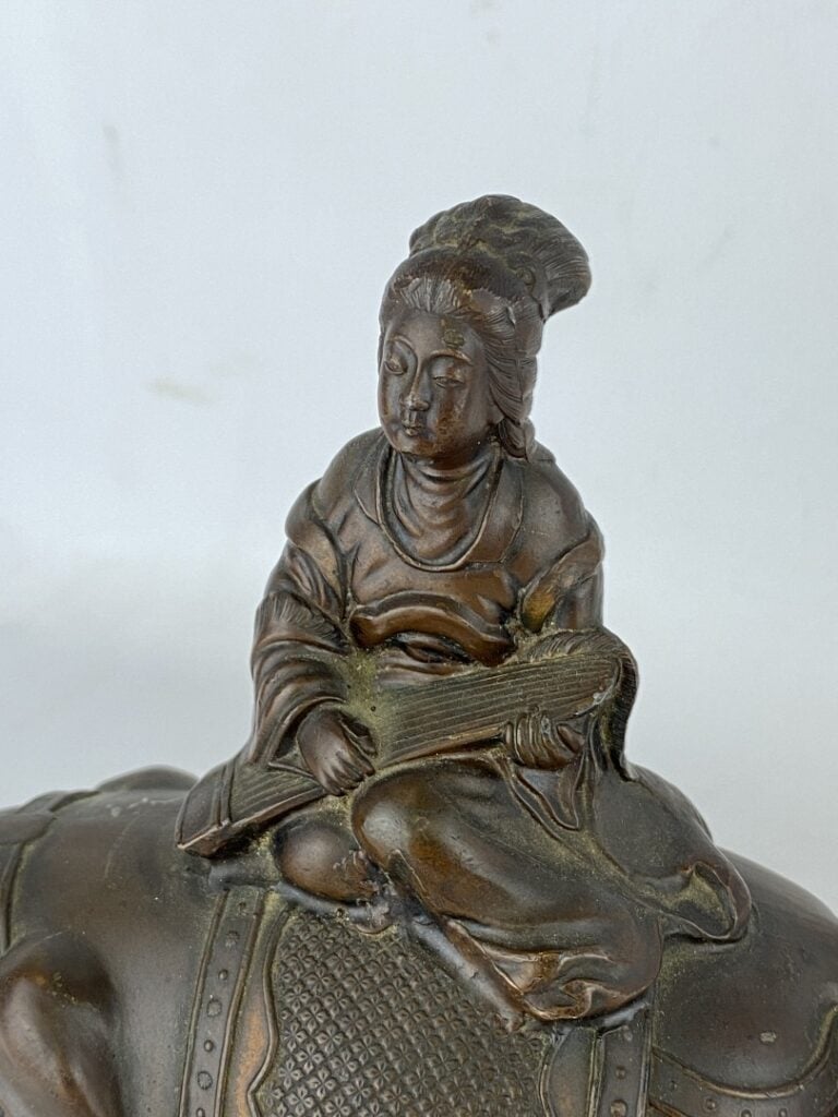 Okimono en bronze à patine brune - Japon, vers 1900 - Jeune femme assise sur un…