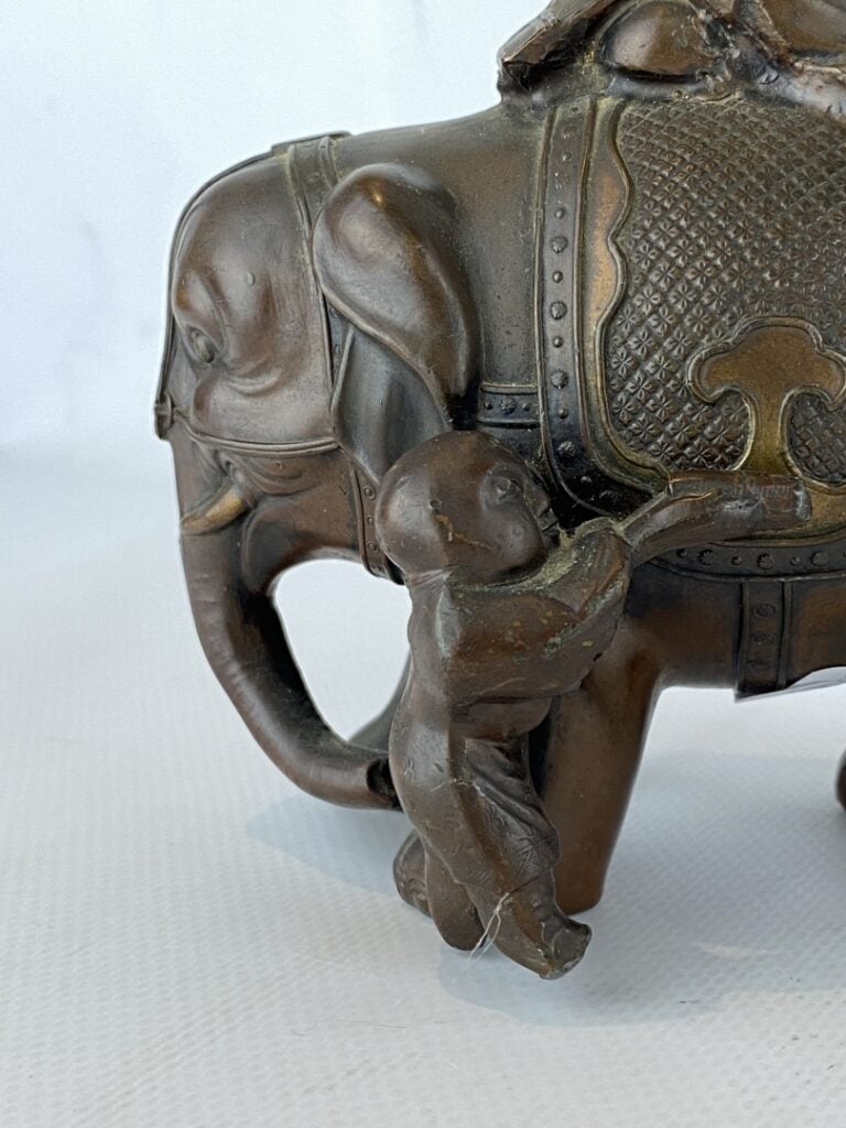 Okimono en bronze à patine brune - Japon, vers 1900 - Jeune femme assise sur un…