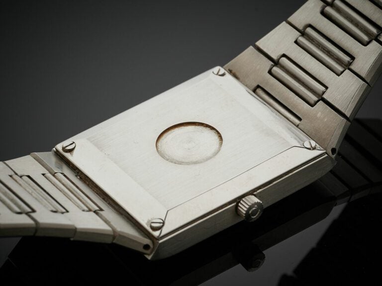 OMEGA - BRACELET MONTRE carrée modèle "Constellation" en acier. Cadran noir, in…
