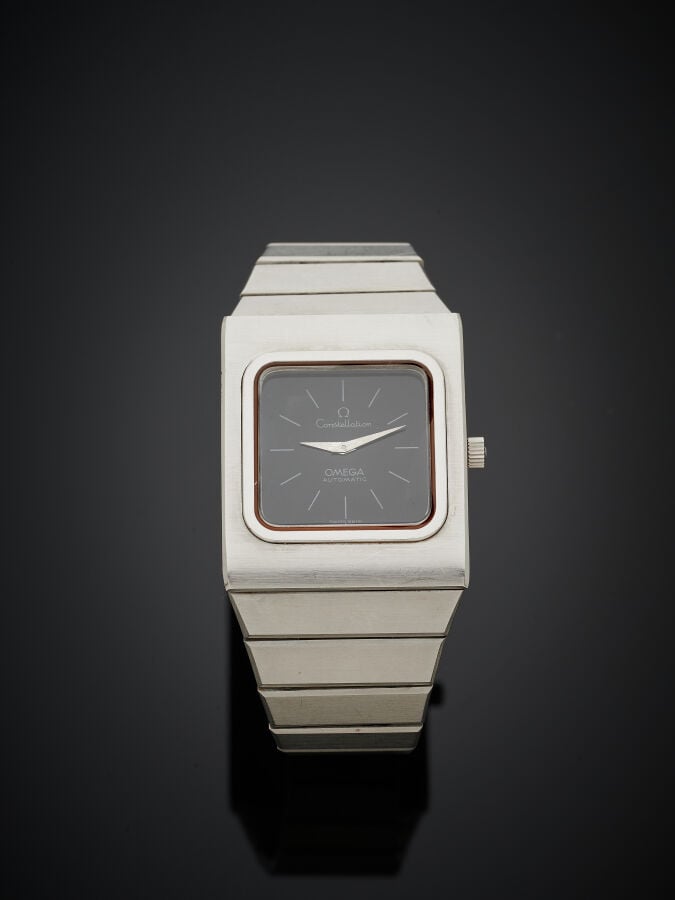 OMEGA - BRACELET MONTRE carrée modèle "Constellation" en acier. Cadran noir, in…