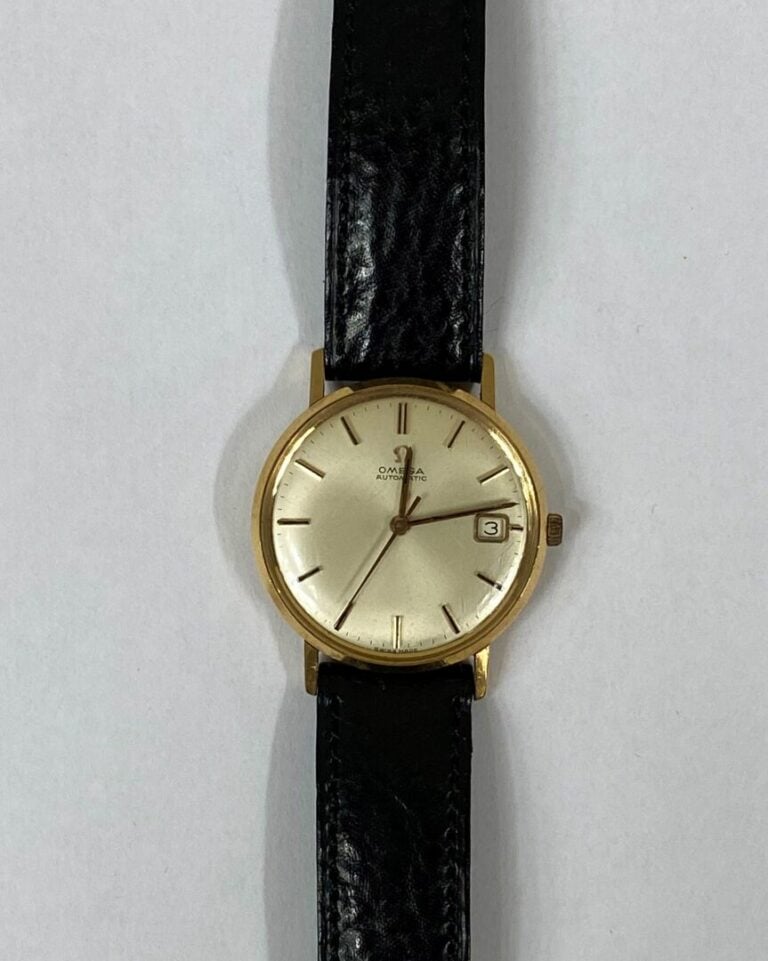 OMEGA - Montre bracelet d'homme, boîtier rond en or jaune (750), cadran à fond…