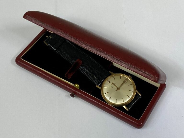 OMEGA - Montre bracelet d'homme, boîtier rond en or jaune (750), cadran à fond…