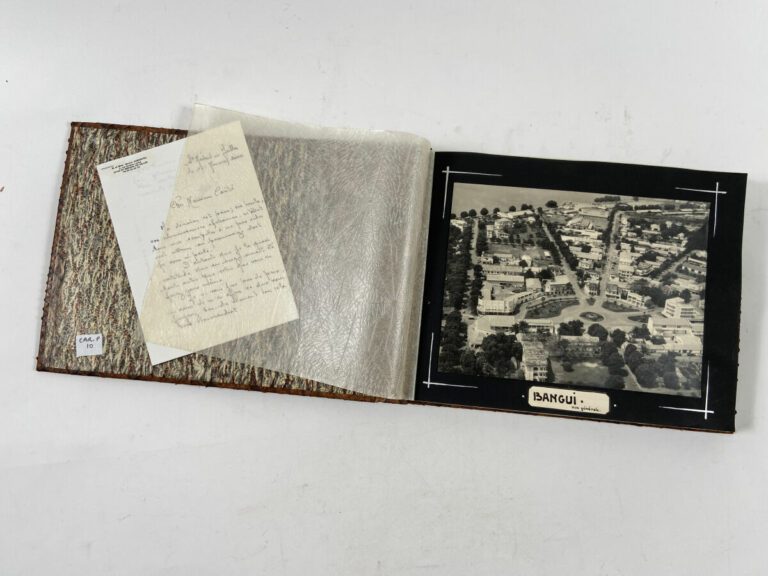 OUBANGHI-CHARI Album "Souvenirs d'Afrique", ca. 1950. Scènes de vie, portraits,…