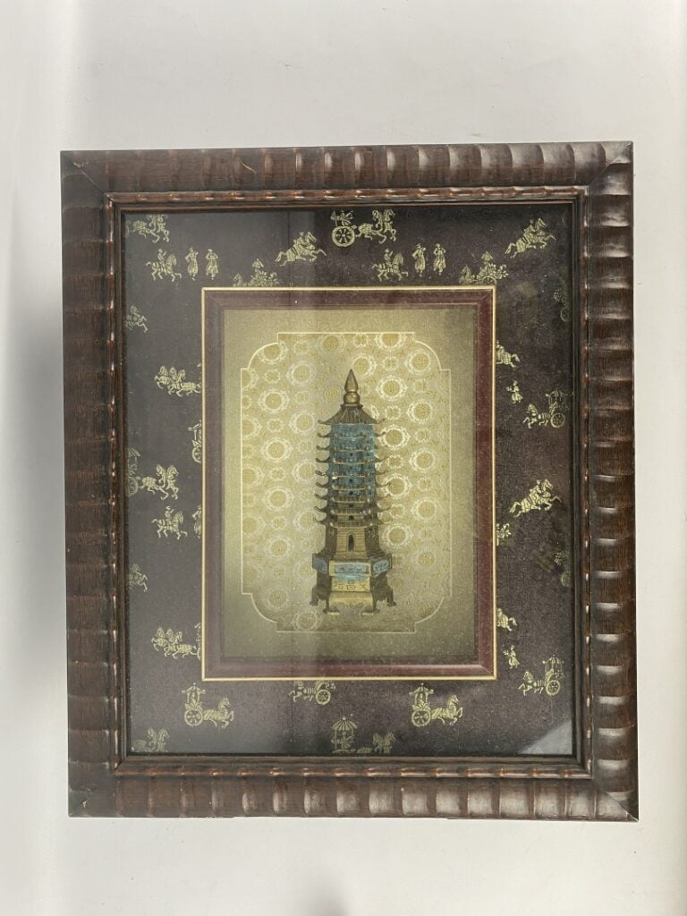 Pagode en bronze présentée dans son encadrement - (oxydations) - - On joint deu…
