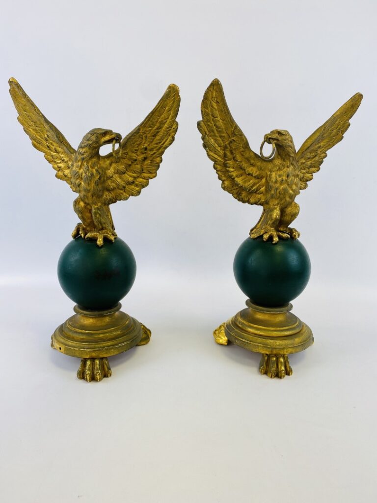 Paire d'aigles en bronze doré représenté toutes ailes déployées tenant un annea…