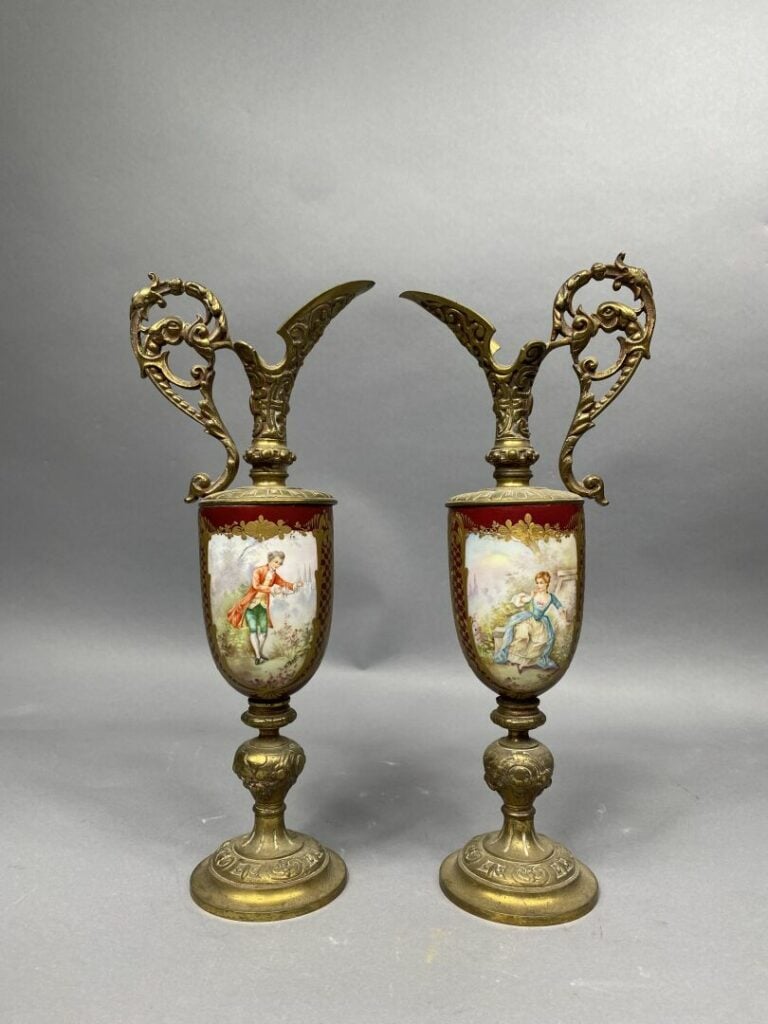 Paire d'aiguières en porcelaine à décor polychrome d'une scène animée de person…
