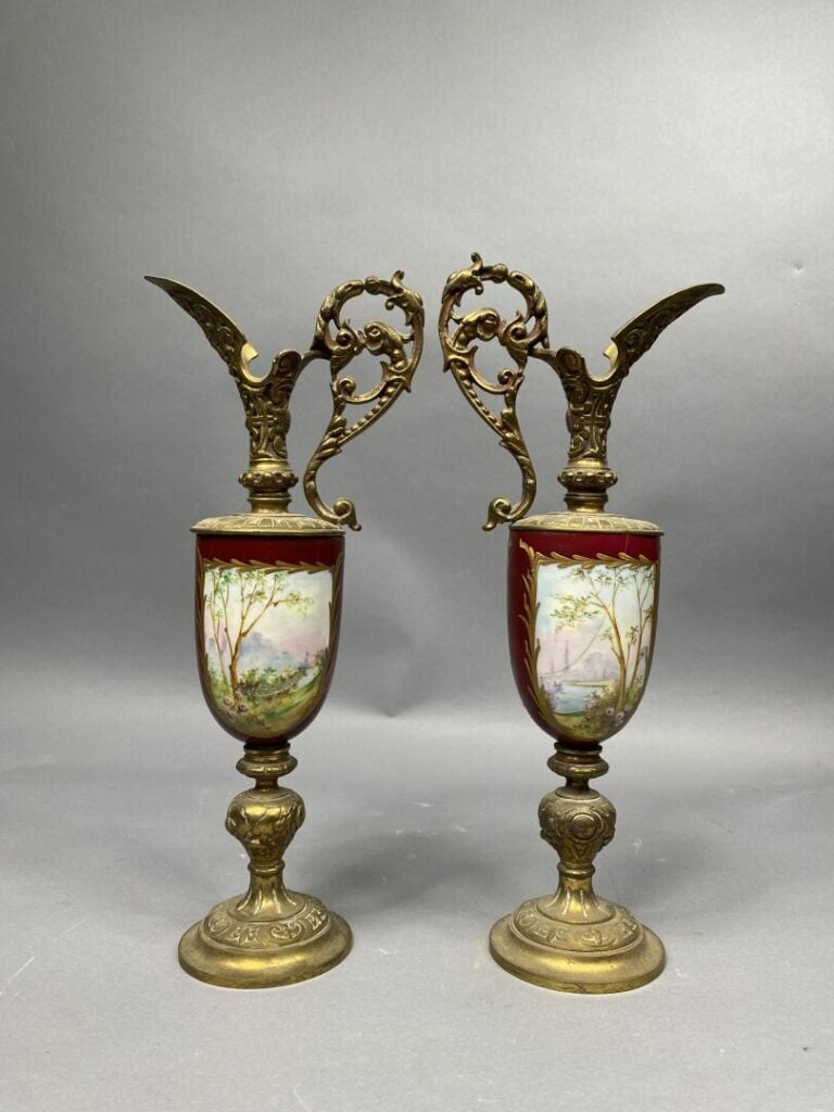 Paire d'aiguières en porcelaine à décor polychrome d'une scène animée de person…