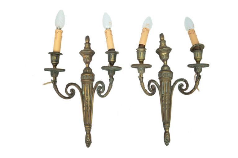 Paire d'appliques à deux bras de lumière en bronze doré. - Style Louis XVI. - H…