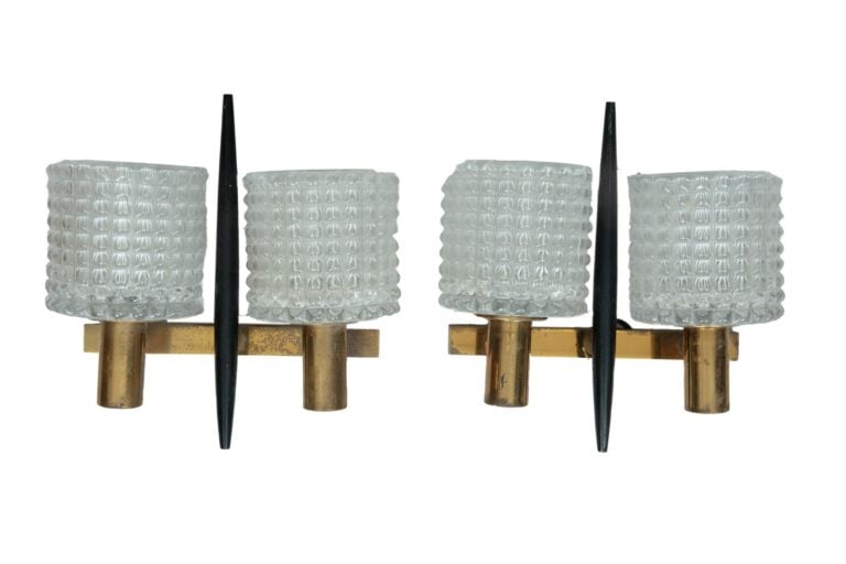 Paire d'appliques à deux bras de lumière en laiton doré, bois noirci et verre p…
