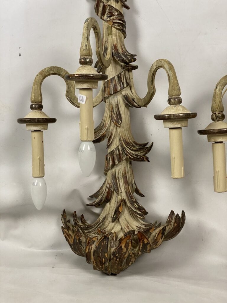Paire d'appliques en bois peint à trois bras de lumière à décor de feuillagé -…