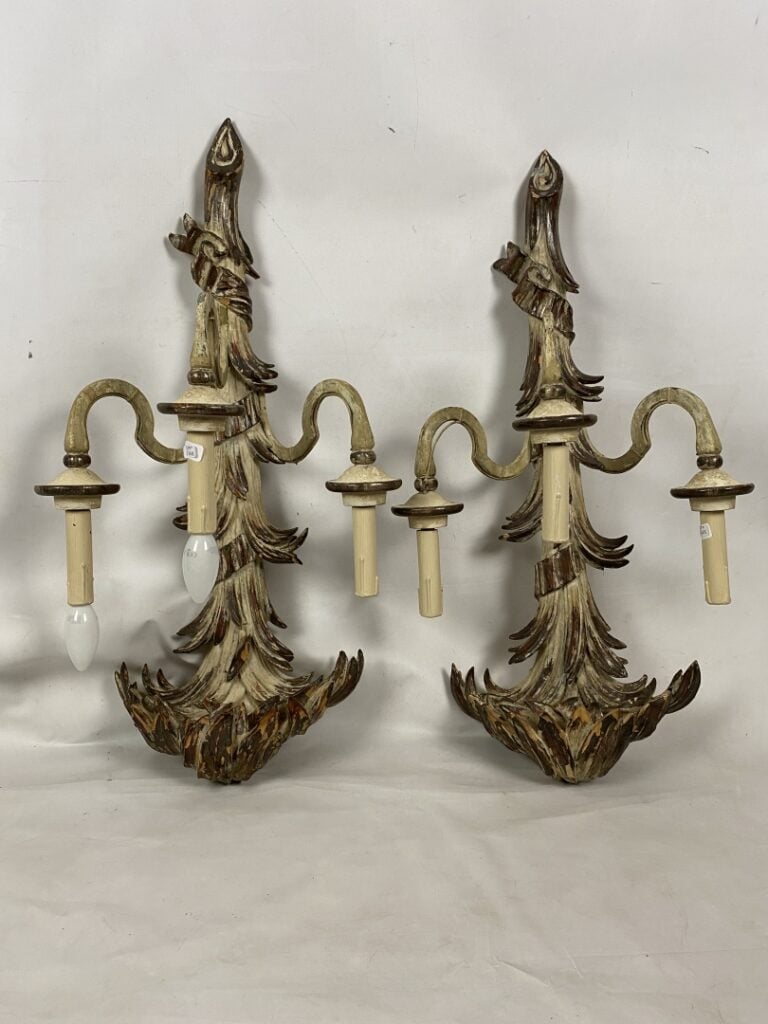 Paire d'appliques en bois peint à trois bras de lumière à décor de feuillagé -…