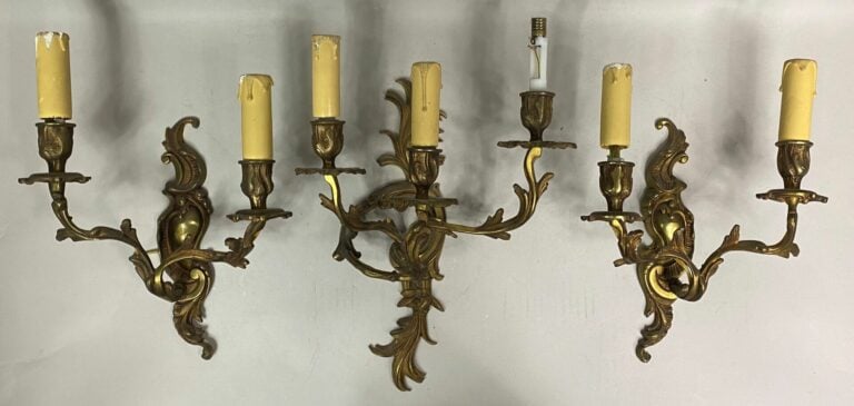 Paire d'appliques en bronze doré à deux lumières à décor de cartouches rocaille…