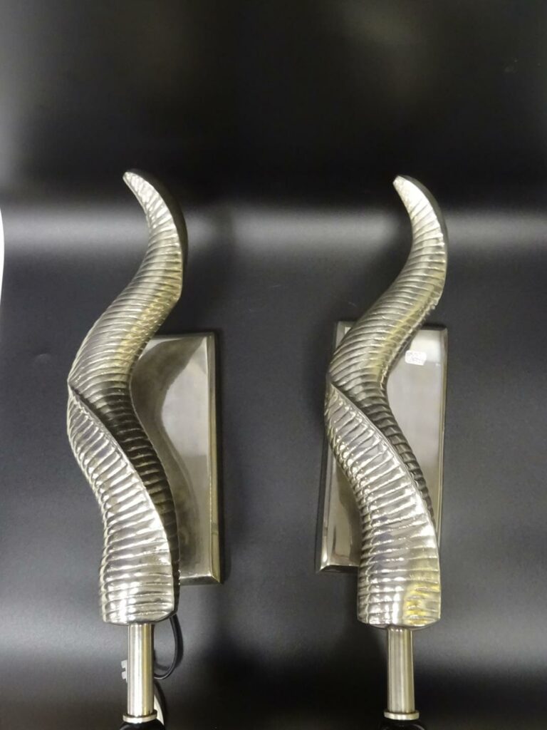 Paire d'appliques en métal en forme de cornes d'antilope. - H: 45,5 cm