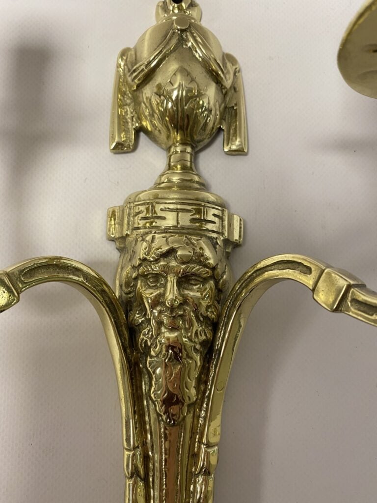 Paire d'appliques murales à deux bras de lumière, style Louis XVI (non montées…