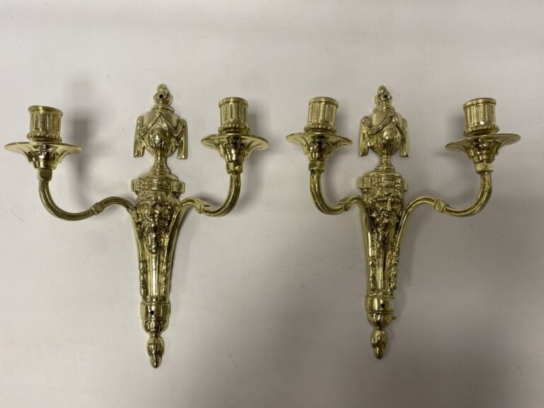 Paire d'appliques murales à deux bras de lumière, style Louis XVI (non montées…
