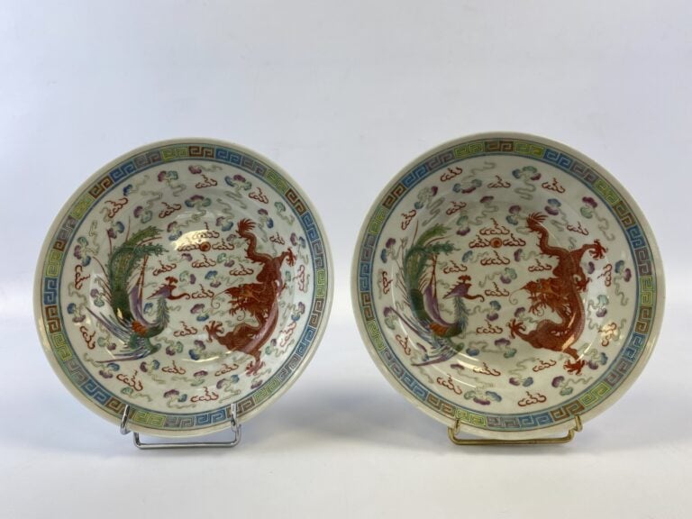 PAIRE D'ASSIETTES CREUSES EN PORCELAINE A DECOR EMAILLE POLYCHROME DANS LE STYL…