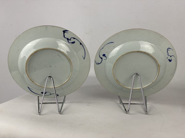 Paire d'assiettes en porcelaine blanc bleu - Chine, - Au décor de fleurs et feu…